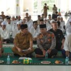 Kapolres Lhokseumawe AKBP Dr. Ahzan, S.H., S.I.K., M.S.M., M.H menghadiri prosesi Peusijuek Jamaah Calon Haji (JCH) Kota Lhokseumawe Tahun 2026 yang berlangsung khidmat di Masjid Agung Islamic Centre Lhokseumawe, Jalan Merdeka, Desa Simpang Empat, Kecamatan Banda Sakti, Senin (11/5/2026). Dok. Polres Lhokseumawe