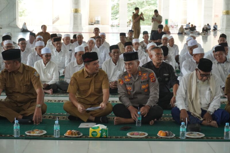 Kapolres Lhokseumawe AKBP Dr. Ahzan, S.H., S.I.K., M.S.M., M.H menghadiri prosesi Peusijuek Jamaah Calon Haji (JCH) Kota Lhokseumawe Tahun 2026 yang berlangsung khidmat di Masjid Agung Islamic Centre Lhokseumawe, Jalan Merdeka, Desa Simpang Empat, Kecamatan Banda Sakti, Senin (11/5/2026). Dok. Polres Lhokseumawe