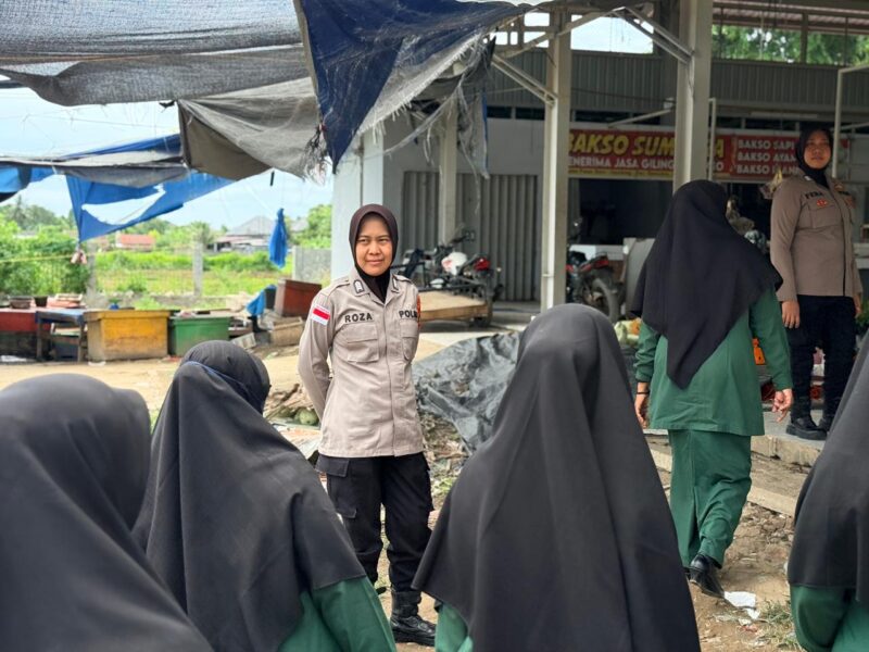 Personel Polisi Wanita (Polwan) Polres Lhokseumawe bersama Satpol PP dan Wilayatul Hisbah (WH) Aceh Utara menggelar patroli gabungan guna mengawasi kepatuhan masyarakat terhadap Qanun Syariat Islam di kawasan Samudera Geudong, Kabupaten Aceh Utara, Jumat (15/5/2026) siang. Dok. Ist