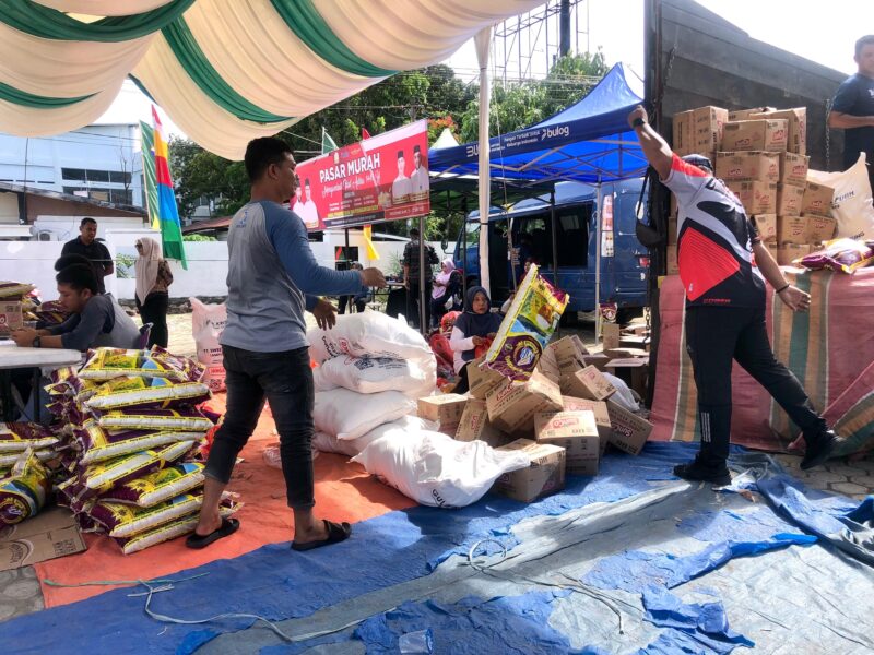 Pasar murah di Halaman Masjid Jami’ Lueng Bata, Banda Aceh. Foto: Dok. Istimewa 
