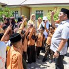 Bupati Aceh Besar, H Muharram Idris berbincang akrab dengan murid saat berkunjung di SDN Limpok, Darussalam, Aceh Besar, Jumat (08/05/2026). Foto: Dok. MC Aceh Besar