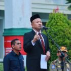 Bupati Aceh Jaya, Safwandi, saat memimpin apel di lingkungan Pemerintah Kabupaten Aceh Jaya. Foto: Dok. Pemkab Aceh Jaya