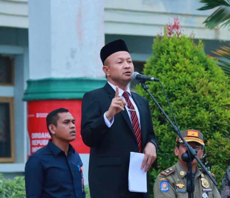 Bupati Aceh Jaya, Safwandi, saat memimpin apel di lingkungan Pemerintah Kabupaten Aceh Jaya. Foto: Dok. Pemkab Aceh Jaya