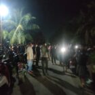 Personel Polsek Muara Satu mengamankan seorang pria yang diduga terlibat kasus pencurian kendaraan bermotor (curanmor) di Dusun Monturab, Desa Blang Pulo, Kecamatan Muara Satu, Kota Lhokseumawe, Sabtu (16/5/2026) malam. Dok. Polres Lhokseumawe