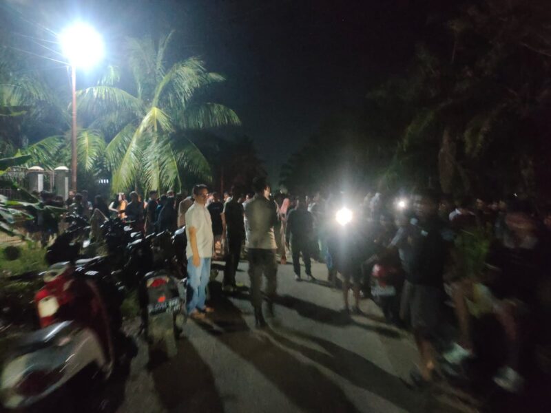 Personel Polsek Muara Satu mengamankan seorang pria yang diduga terlibat kasus pencurian kendaraan bermotor (curanmor) di Dusun Monturab, Desa Blang Pulo, Kecamatan Muara Satu, Kota Lhokseumawe, Sabtu (16/5/2026) malam. Dok. Polres Lhokseumawe
