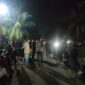 Personel Polsek Muara Satu mengamankan seorang pria yang diduga terlibat kasus pencurian kendaraan bermotor (curanmor) di Dusun Monturab, Desa Blang Pulo, Kecamatan Muara Satu, Kota Lhokseumawe, Sabtu (16/5/2026) malam. Dok. Polres Lhokseumawe