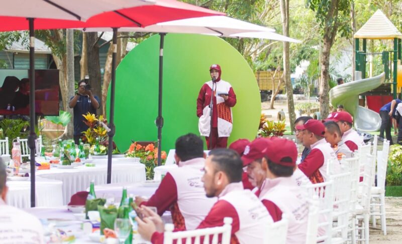 Wali Kota Banda Aceh Illiza Saaduddin memberikan sambutan pada kegiatan pelestarian lingkungan, baru baru ini di Banda Aceh. Foto: Dok. Humas Pemko Banda Aceh