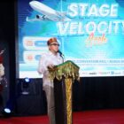 CEO Samira Travel, DR. (HC) H. Fauzi Wahyu Muntoro memberikan motivasi kepada ratusan mitra dalam kegiatan Stage Velocity Aceh di Amel Convention Hall, Banda Aceh, Minggu (17/5/2026). Foto: Dok. Istimewa