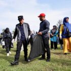 Bupati Aceh Barat bersama ASN dan buruh mengikuti gotong royong memperingati Hari Buruh Internasional di Lapangan Teuku Umar, Meulaboh, Jumat (1/5/2026). Foto: Dok. Istimewa 