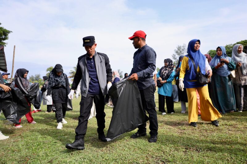 Bupati Aceh Barat bersama ASN dan buruh mengikuti gotong royong memperingati Hari Buruh Internasional di Lapangan Teuku Umar, Meulaboh, Jumat (1/5/2026). Foto: Dok. Istimewa 