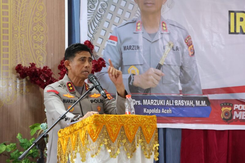 Kapolda Aceh memberikan arahan kepada personel Polres Simeulue di Mapolres Simeulue, menekankan pentingnya semangat pengabdian dan profesionalisme dalam melayani masyarakat kepulauan, Kamis (14/5/2026). Foto: Dok. Istimewa 