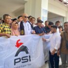 Ketua DPW PSI Aceh, T Rival Amiruddin, disambut ratusan masyarakat, eks kombatan GAM, ulama, santri, dan pemuda saat tiba di Bandara Internasional Sultan Iskandar Muda, Aceh Besar, Minggu (31/5/2026). Foto: Dok. Istimewa