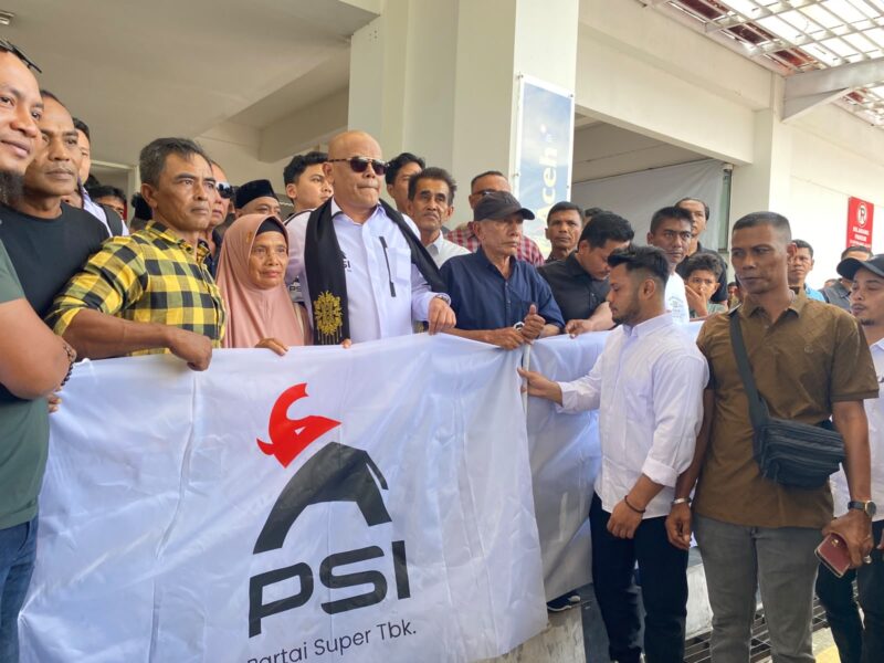 Ketua DPW PSI Aceh, T Rival Amiruddin, disambut ratusan masyarakat, eks kombatan GAM, ulama, santri, dan pemuda saat tiba di Bandara Internasional Sultan Iskandar Muda, Aceh Besar, Minggu (31/5/2026). Foto: Dok. Istimewa 