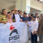 Ketua DPW PSI Aceh, T Rival Amiruddin, disambut ratusan masyarakat, eks kombatan GAM, ulama, santri, dan pemuda saat tiba di Bandara Internasional Sultan Iskandar Muda, Aceh Besar, Minggu (31/5/2026). Foto: Dok. Istimewa 