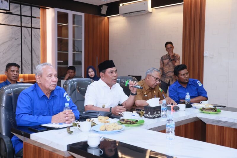 Bupati Aceh Besar, H. Muharram Idris didampingi Asisten I Sekdakab Farhan AP dan Plt Dirut PDAM Tirta Mountala Ir Yusmadi MM mengikuti zoom meeting bersama Kementerian PU terkait percepatan pembangunan SPAM Regional Leupung di Aula PDAM Tirta Mountala Aceh Besar, Senin (11/5/2026). Foto: Dok. MC Aceh Besar