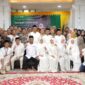 Direksi Bank Aceh Syariah berfoto bersama jamaah calon haji usai seremoni peusijuk dan pelepasan di Banda Aceh, Selasa (21/4/2026). Foto: Dok. Istimewa