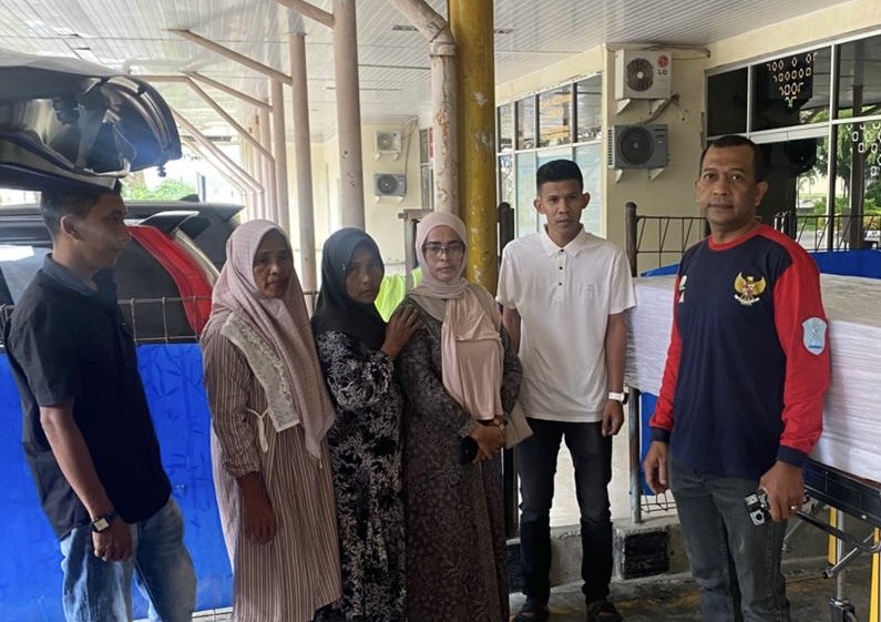Perwakilan keluarga almarhumah Fatimah Zahra bersama petugas dan relawan saat proses penjemputan jenazah. Foto: Dok. Istimewa 