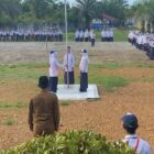 Suasana upacara bendera di SMP Negeri 1 Calang yang dipimpin Kepala Dinas Syariat Islam Aceh Jaya, Fajri, Senin (11/5/2026). Foto: Dok. Istimewa