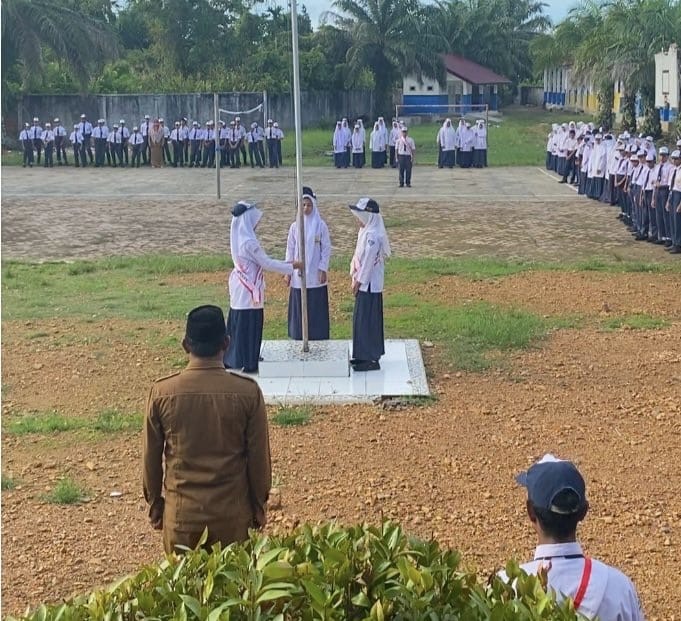 Suasana upacara bendera di SMP Negeri 1 Calang yang dipimpin Kepala Dinas Syariat Islam Aceh Jaya, Fajri, Senin (11/5/2026). Foto: Dok. Istimewa