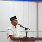 Kepala Dinas Pendidikan Aceh, Murthalamuddin, menyampaikan sambutan sekaligus membuka Bimtek Penulisan dan Penerbitan Buku yang digelar MGMP Bahasa Indonesia SMA Kota Banda Aceh di Aula Disdik Aceh, Rabu (13/5/2026). Foto: Dok. Istimewa