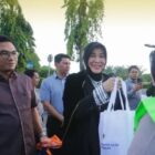 Wali kota Banda Aceh dan Ketua DPRK Banda Aceh menyerahkan paket bantuan kepada pekerjaan kebersihan Kota Banda Aceh saat melakukan peninjauan ke lapangan di Banda Aceh baru baru ini. Foto: Dok. Istimewa
