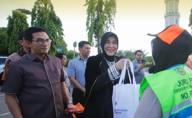 Wali kota Banda Aceh dan Ketua DPRK Banda Aceh menyerahkan paket bantuan kepada pekerjaan kebersihan Kota Banda Aceh saat melakukan peninjauan ke lapangan di Banda Aceh baru baru ini. Foto: Dok. Istimewa