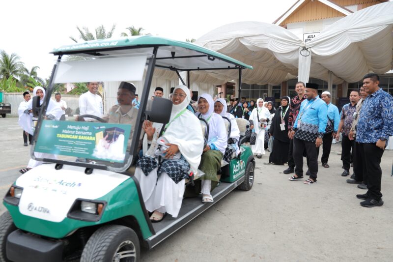 Bantuan satu unit buggy car dari Bank Aceh Syariah mulai digunakan untuk membantu mobilisasi jamaah lansia di Asrama Haji Embarkasi Aceh, Rabu (6/5/2026). Foto: Dok. Istimewa