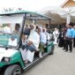 Bantuan satu unit buggy car dari Bank Aceh Syariah mulai digunakan untuk membantu mobilisasi jamaah lansia di Asrama Haji Embarkasi Aceh, Rabu (6/5/2026). Foto: Dok. Istimewa