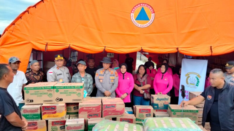 Kapolres Lhokseumawe AKBP Dr. Ahzan menyerahkan bantuan sembako kepada warga korban kebakaran di Komplek Pardede, Jalan KP3, Desa Kampung Jawa Lama, Kecamatan Banda Sakti, Kota Lhokseumawe, Jumat (15/5/2026) sore. Dok. Ist