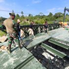 Sejumlah personel TNI dari Yonzipur 16/Dhika Anoraga melakukan pemasangan rangka baja Jembatan Bailey di Kabupaten Bener Meriah, Minggu (24/5/2026). Foto: Dok. Istimewa 