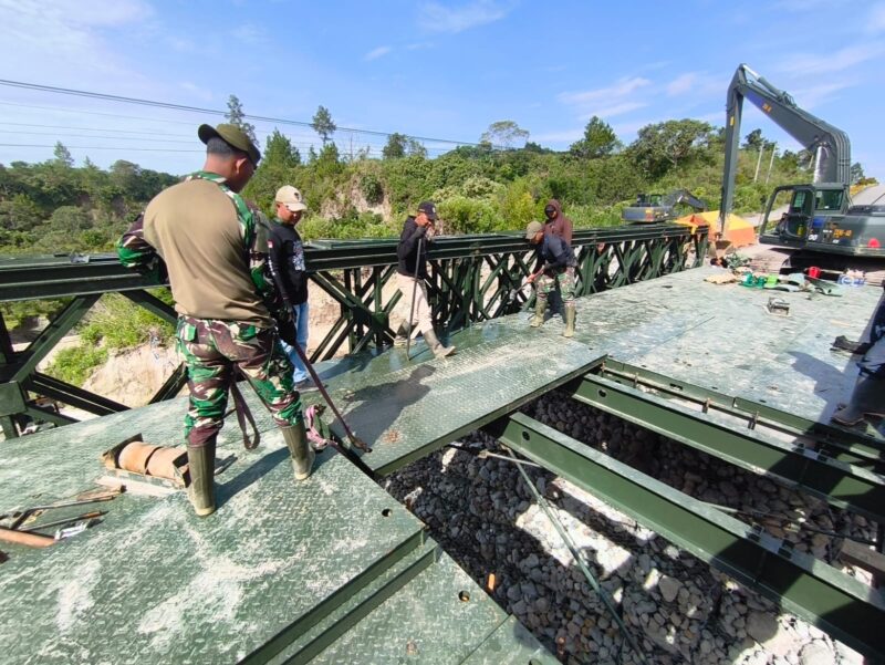 Sejumlah personel TNI dari Yonzipur 16/Dhika Anoraga melakukan pemasangan rangka baja Jembatan Bailey di Kabupaten Bener Meriah, Minggu (24/5/2026). Foto: Dok. Istimewa 