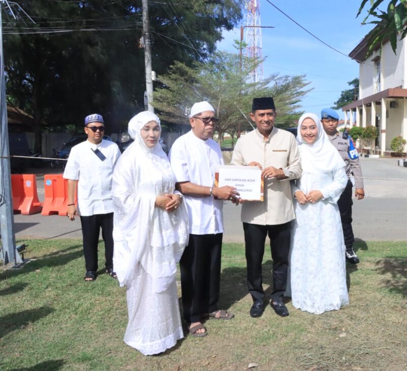 Kapolda Aceh Irjen Pol. Marzuki Ali Basyah menyerahkan hewan kurban secara simbolis pada kegiatan penyembelihan hewan kurban Iduladha 1447 H di Mapolda Aceh, Banda Aceh, Rabu (27/5/2026). Foto: Dok. Istimewa 