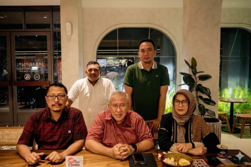Pertemuan antara Plt Ketua SPS Provinsi Aceh, Muktarrudin Usman dan Ketua Umum SPS Januar P Ruswita sekaligus Komisaris Pikiran Rakyat didampingi Ketua Yayasan Pikiran Rakyat Puspatriani Agustina di Kafe Jabarano, di Jalan Lengkong Besar, Kota Bandung pada Kamis (30/4/2026) malam. Foto: Dok. Istimewa 