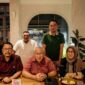 Pertemuan antara Plt Ketua SPS Provinsi Aceh, Muktarrudin Usman dan Ketua Umum SPS Januar P Ruswita sekaligus Komisaris Pikiran Rakyat didampingi Ketua Yayasan Pikiran Rakyat Puspatriani Agustina di Kafe Jabarano, di Jalan Lengkong Besar, Kota Bandung pada Kamis (30/4/2026) malam. Foto: Dok. Istimewa 