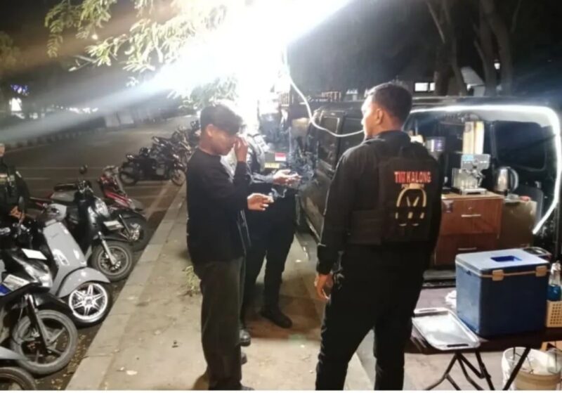 Petugas Satpol PP WH Banda Aceh menertibkan mobil kopi yang berjualan di jalan Daud Beureueh, Kuta Alam, Banda Aceh. Foto: Dok. Istimewa 