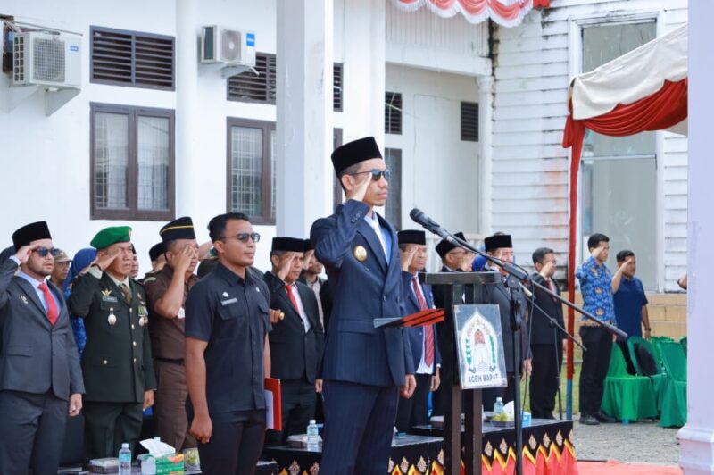 Bupati Aceh Barat, Tarmizi SP, MM saat memimpin Upacara Peringatan Hari Pendidikan Nasional (Hardiknas) Tahun 2026 di halaman Kantor Disdikbud Aceh Barat, Selasa (12/5/2026). Foto: Dok. Istimewa 