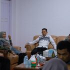 Bupati Aceh Barat Tarmizi SP bersama pimpinan dan anggota DPRK Aceh Barat saat diskusi santai membahas isu strategis daerah di Pendopo Bupati, Kamis malam (30/4/2026). Foto: Dok. Istimewa 