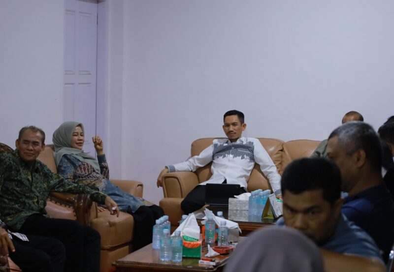 Bupati Aceh Barat Tarmizi SP bersama pimpinan dan anggota DPRK Aceh Barat saat diskusi santai membahas isu strategis daerah di Pendopo Bupati, Kamis malam (30/4/2026). Foto: Dok. Istimewa 