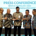 Tampak Direktur Utama BSI Anggoro Eko Cahyo (tengah), Direktur Risk Management Grandhis H Harumansyah (paling kiri), Direktur Finance & Strategy Ade Cahyo Nugroho (dua dari kiri), Wakil Direktur Utama Bob T.Ananta (dua dari kanan) dan Direktur Sales and Distribution Anton Sukarna (paling kanan) di Kantor BSI The Tower Jakarta (12/5/2026). Foto: Dok. Istimewa 