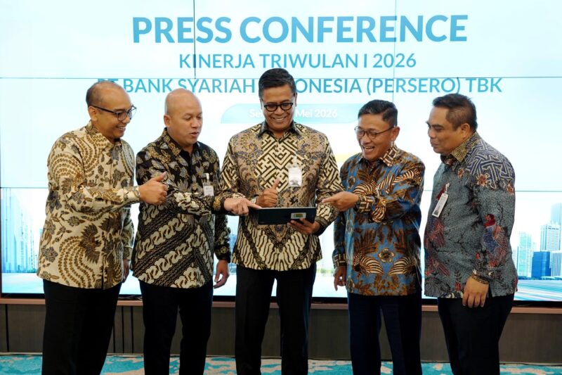 Tampak Direktur Utama BSI Anggoro Eko Cahyo (tengah), Direktur Risk Management Grandhis H Harumansyah (paling kiri), Direktur Finance & Strategy Ade Cahyo Nugroho (dua dari kiri), Wakil Direktur Utama Bob T.Ananta (dua dari kanan) dan Direktur Sales and Distribution Anton Sukarna (paling kanan) di Kantor BSI The Tower Jakarta (12/5/2026). Foto: Dok. Istimewa 