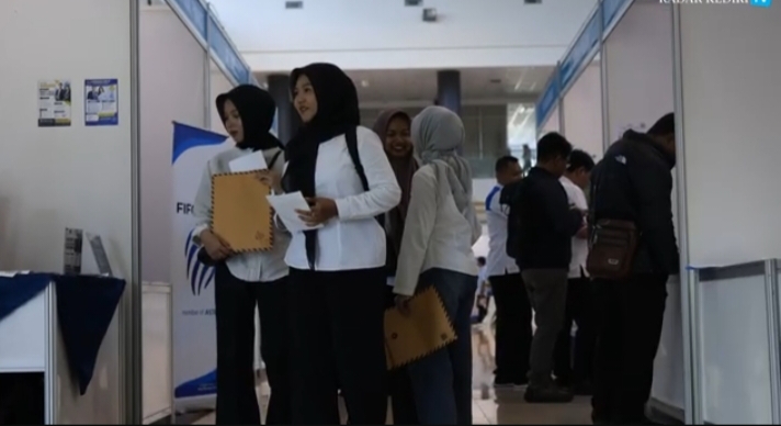 Sejumlah calon tenaga kerja Generasi Z berduyun duyun mendaftarkan diri untuk mendapatkan kesempatan kerja yang di tawarkan melalui job Fair di Banda Aceh, umumnya Generasi Z mengincar pekerjaan yang berkaitan dengan Digital dan Kreatif. Foto: Dok. Istimewa
