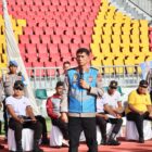 Kapolda Aceh Irjen Pol. Drs. Marzuki Alibasyah, M.M., meninjau langsung pelaksanaan ujian kemampuan jasmani seleksi penerimaan Taruna Akpol Tahun Anggaran 2026 di Stadion Harapan Bangsa, Banda Aceh, Kamis (21/5/2026). Foto: Dok. Istimewa