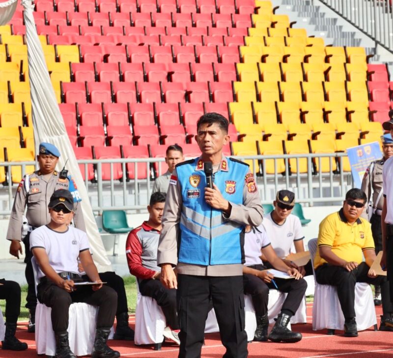 Kapolda Aceh Irjen Pol. Drs. Marzuki Alibasyah, M.M., meninjau langsung pelaksanaan ujian kemampuan jasmani seleksi penerimaan Taruna Akpol Tahun Anggaran 2026 di Stadion Harapan Bangsa, Banda Aceh, Kamis (21/5/2026). Foto: Dok. Istimewa 