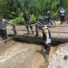 Polisi, TNI dan warga Kecamatan Mane, Kabupaten Pidie, bergotong royong membersihkan saluran, Minggu (2/5/2026) (Foto.DoK Polsek Mane.NOA.co.id).