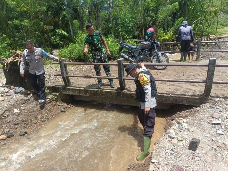Polisi, TNI dan warga Kecamatan Mane, Kabupaten Pidie, bergotong royong membersihkan saluran, Minggu (2/5/2026) (Foto.DoK Polsek Mane.NOA.co.id).