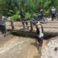 Polisi, TNI dan warga Kecamatan Mane, Kabupaten Pidie, bergotong royong membersihkan saluran, Minggu (2/5/2026) (Foto.DoK Polsek Mane.NOA.co.id).