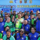 Kakorlantas Polri Irjen Pol. Drs. Agus Suryo Nugroho, S.H., M.Hum menyapa para pengemudi ojek online (ojol) dalam kegiatan Polantas Menyapa pada Kampanye Keselamatan Lalu Lintas di Bogor, Jawa Barat, Rabu (6/5/2026).