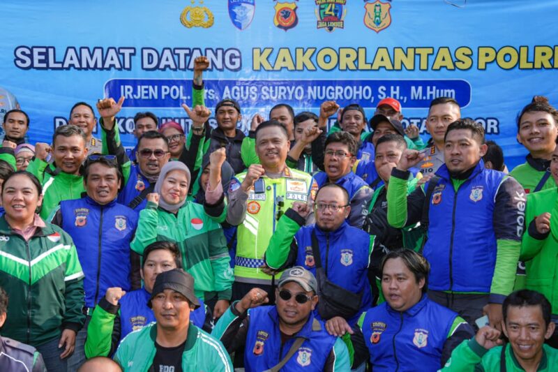 Kakorlantas Polri Irjen Pol. Drs. Agus Suryo Nugroho, S.H., M.Hum menyapa para pengemudi ojek online (ojol) dalam kegiatan Polantas Menyapa pada Kampanye Keselamatan Lalu Lintas di Bogor, Jawa Barat, Rabu (6/5/2026).