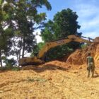 Pengerjaan pembukaan jalan baru program TMMD terus dikebut. Foto. Dok. Teukunizar/Noa.co.id