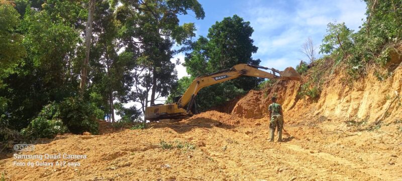 Pengerjaan pembukaan jalan baru program TMMD terus dikebut. Foto. Dok. Teukunizar/Noa.co.id